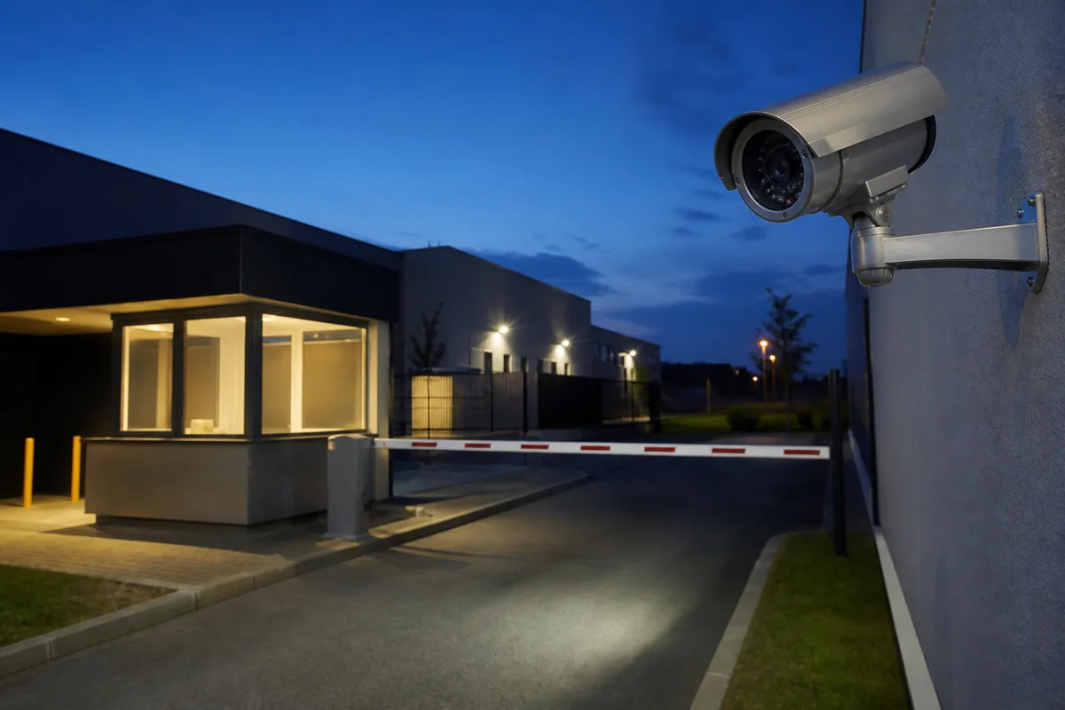 Caméra de sécurité couvrant l&rsquo;accès arrière d&rsquo;un bâtiment professionnel la nuit