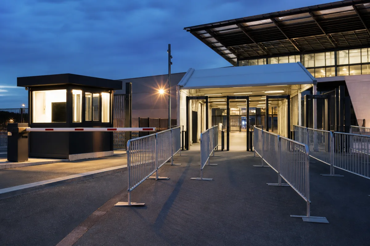 Barrières de canalisation et poste de filtrage installés avant l&rsquo;ouverture des portes d&rsquo;un concert