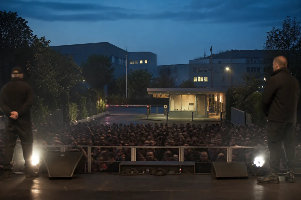 Vue depuis la scène d&rsquo;une fosse de concert encadrée par des agents en front de scène